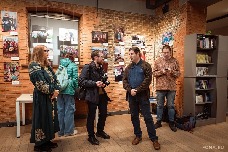 К юбилею фотографа журнала «Фома» Владимира Ештокина в Книжной палате в Черниговском открылась его авторская выставка