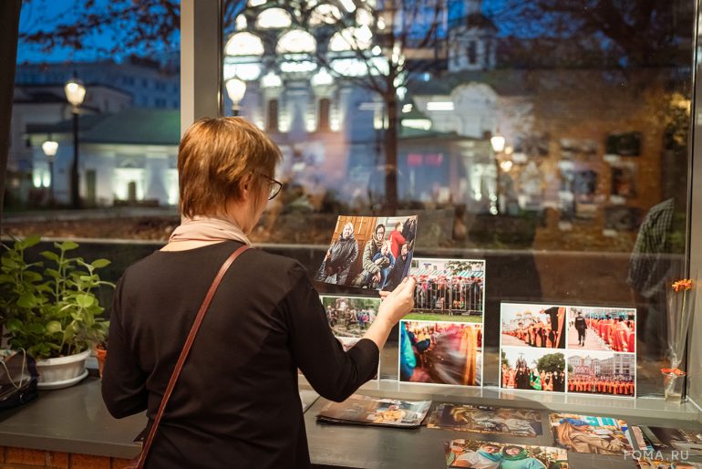 К юбилею фотографа журнала «Фома» Владимира Ештокина в Книжной палате в Черниговском открылась его авторская выставка