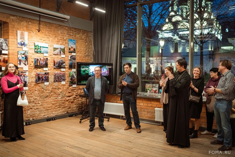 К юбилею фотографа журнала «Фома» Владимира Ештокина в Книжной палате в Черниговском открылась его авторская выставка