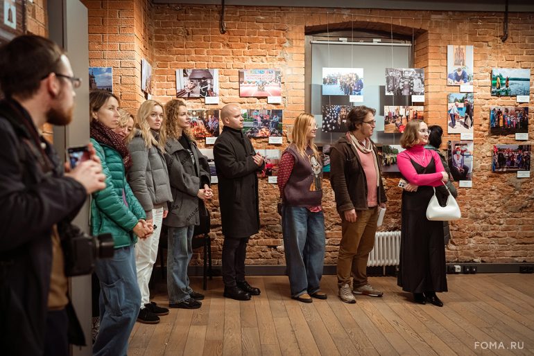 К юбилею фотографа журнала «Фома» Владимира Ештокина в Книжной палате в Черниговском открылась его авторская выставка