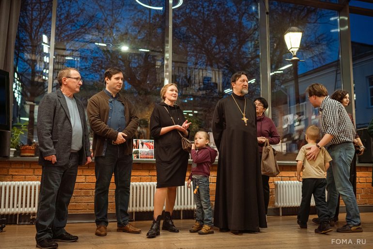 К юбилею фотографа журнала «Фома» Владимира Ештокина в Книжной палате в Черниговском открылась его авторская выставка