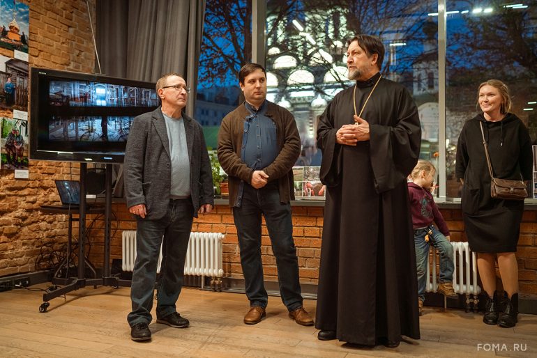 К юбилею фотографа журнала «Фома» Владимира Ештокина в Книжной палате в Черниговском открылась его авторская выставка