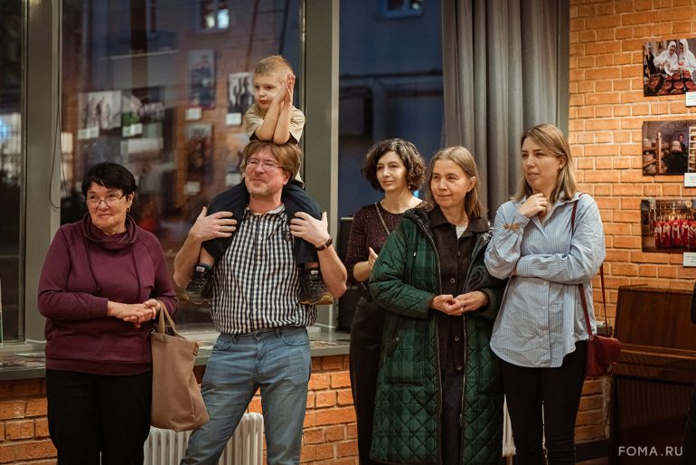 К юбилею фотографа журнала «Фома» Владимира Ештокина в Книжной палате в Черниговском открылась его авторская выставка