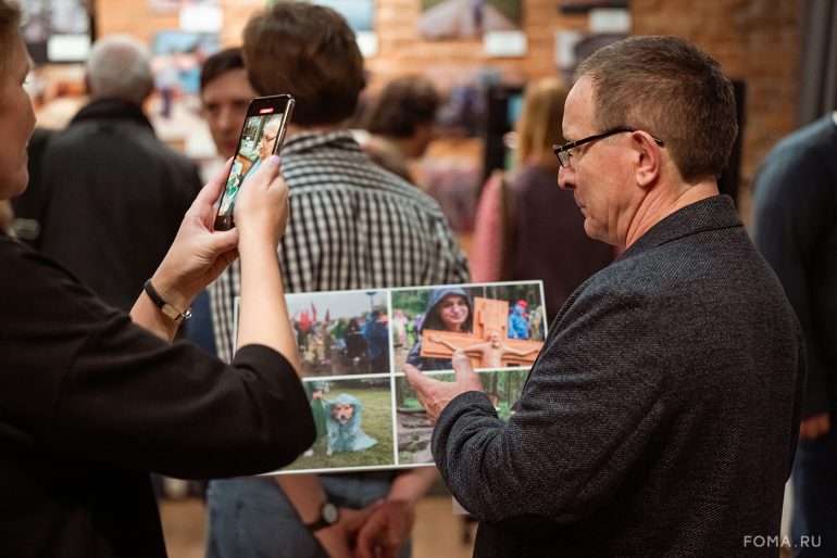 К юбилею фотографа журнала «Фома» Владимира Ештокина в Книжной палате в Черниговском открылась его авторская выставка