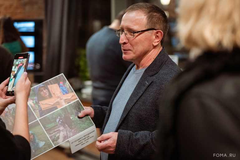 К юбилею фотографа журнала «Фома» Владимира Ештокина в Книжной палате в Черниговском открылась его авторская выставка