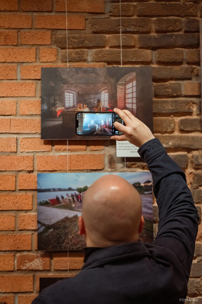 К юбилею фотографа журнала «Фома» Владимира Ештокина в Книжной палате в Черниговском открылась его авторская выставка