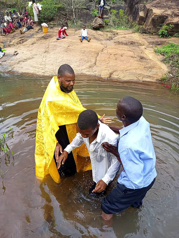 19 человек из трех народов крестили в православную веру в Малави