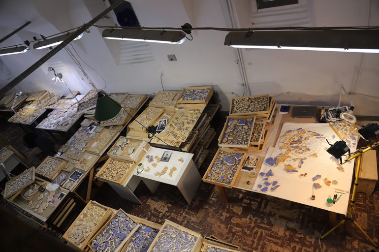 Уникальный образ колесования Георгия Победоносца нашли среди фрагментов фресок новгородские реставраторы