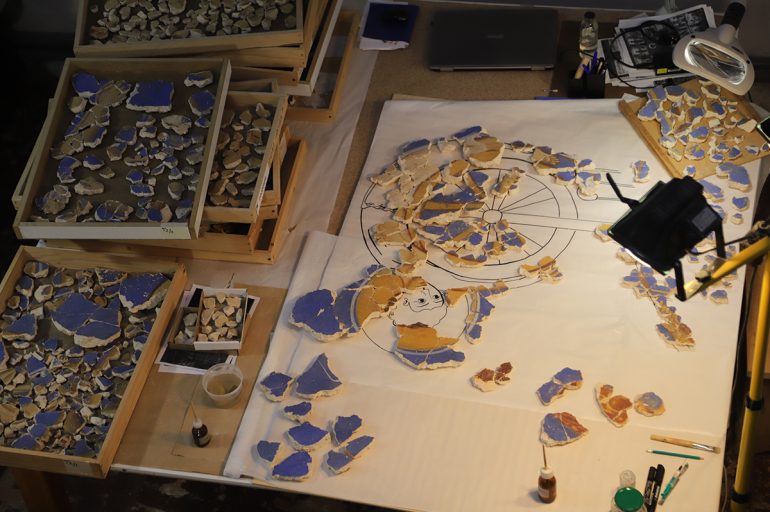 Уникальный образ колесования Георгия Победоносца нашли среди фрагментов фресок новгородские реставраторы