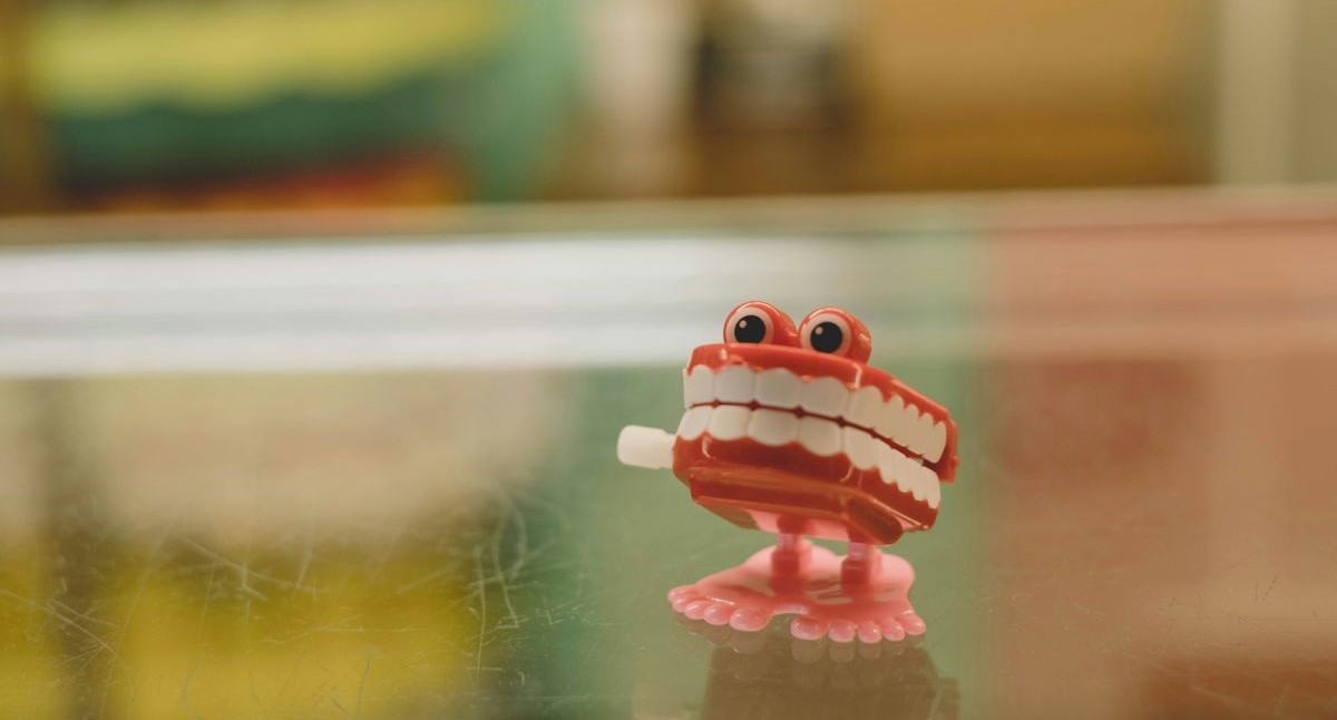 Как любить ближнего, если не люблю себя из-за кривых зубов?