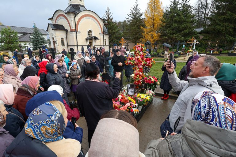 В Оптиной почтили память отца Илиодора (Гайриянца): его путь к вере начался с подаренного переписанного молитвенника, а затем он раздавал распечатки молитв уже другим