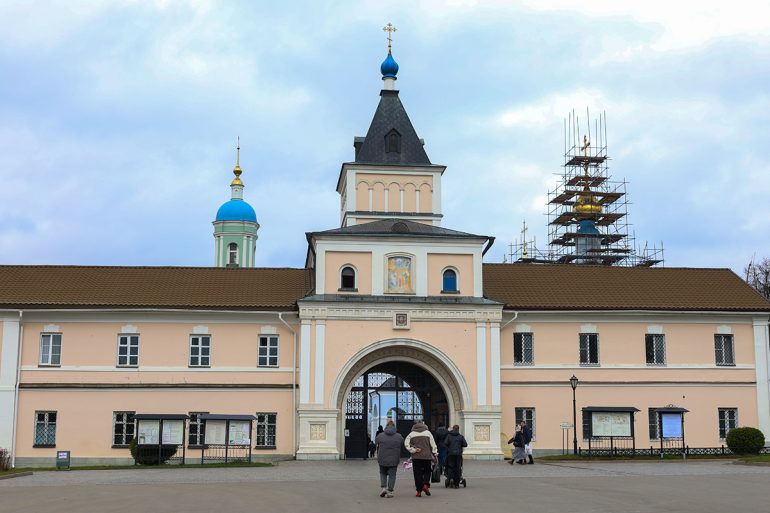 В Оптиной почтили память отца Илиодора (Гайриянца): его путь к вере начался с подаренного переписанного молитвенника, а затем он раздавал распечатки молитв уже другим