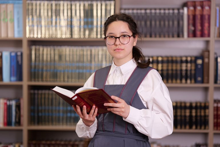 Студентка православного колледжа создала коллекцию русских накосников и выиграла с ней международный конкурс