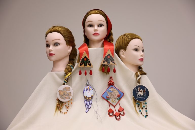 Студентка православного колледжа создала коллекцию русских накосников и выиграла с ней международный конкурс