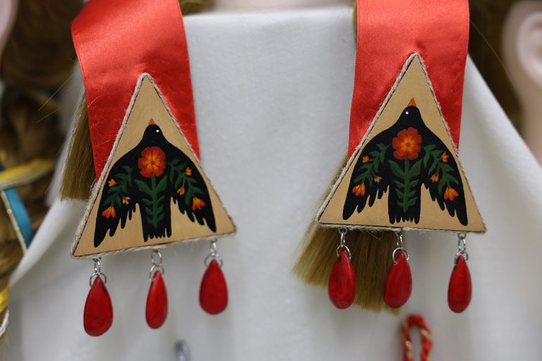 Студентка православного колледжа создала коллекцию русских накосников и выиграла с ней международный конкурс