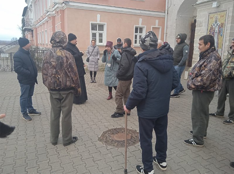 Подопечным приюта «Теплый прием» помогли впервые посетить Введенский Владычный монастырь в Серпухове