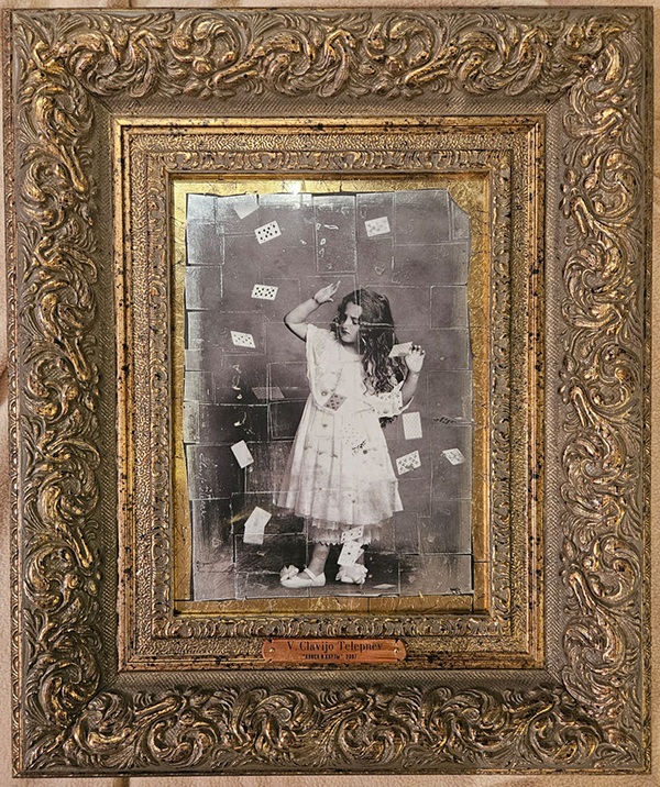 От сказки до произведения, которое цитируют философы: выставка в Москве рассказывает об истории «Алисы в Стране чудес» в России