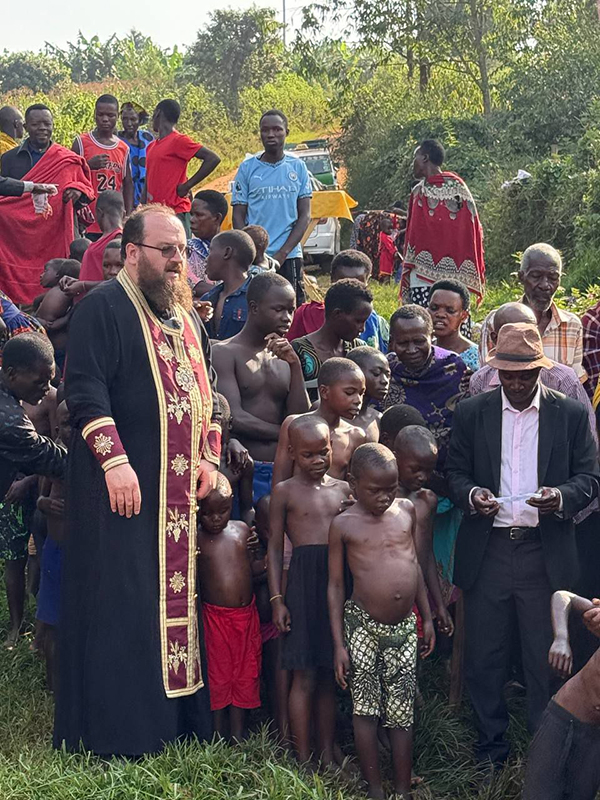 Патриарший экзарх Африки крестил на новом приходе в Уганде более 100 человек
