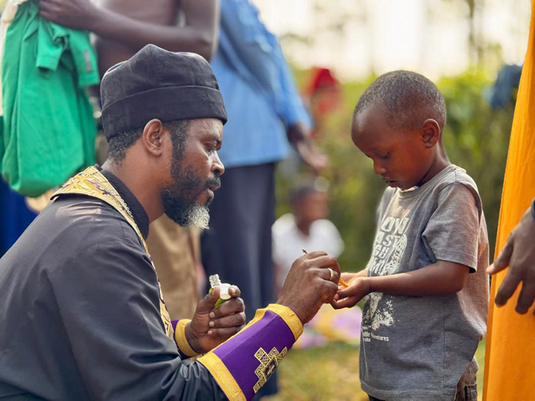 Патриарший экзарх Африки крестил на новом приходе в Уганде более 100 человек