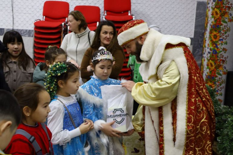 Благотворительный фонд «Объединение.РФ» и Центр «Наследие» организовали новогодние елки для сотен детей военнослужащих из зоны конфликта