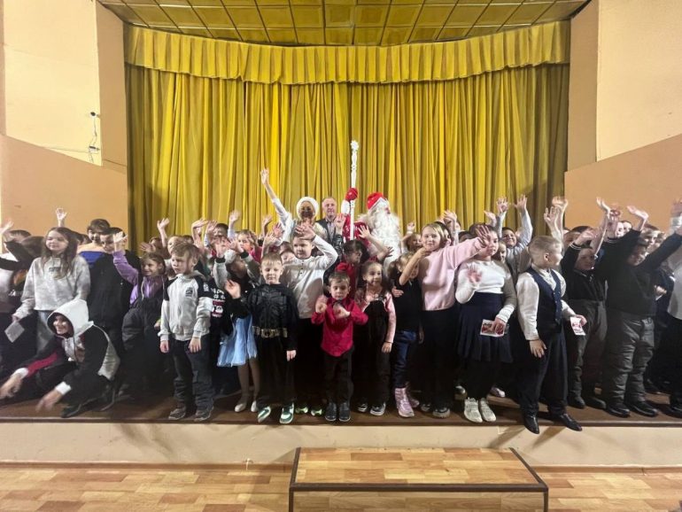 Благотворительный фонд «Объединение.РФ» и Центр «Наследие» организовали новогодние елки для сотен детей военнослужащих из зоны конфликта