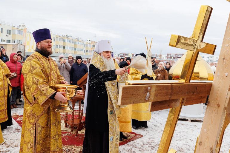 Строящийся в Ульяновске храм в честь Димитрия Донского обрел купол с крестом