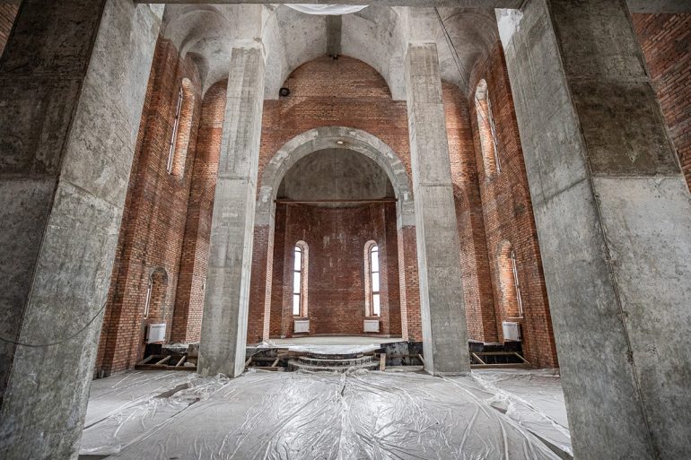 Строящийся в Ульяновске храм в честь Димитрия Донского обрел купол с крестом