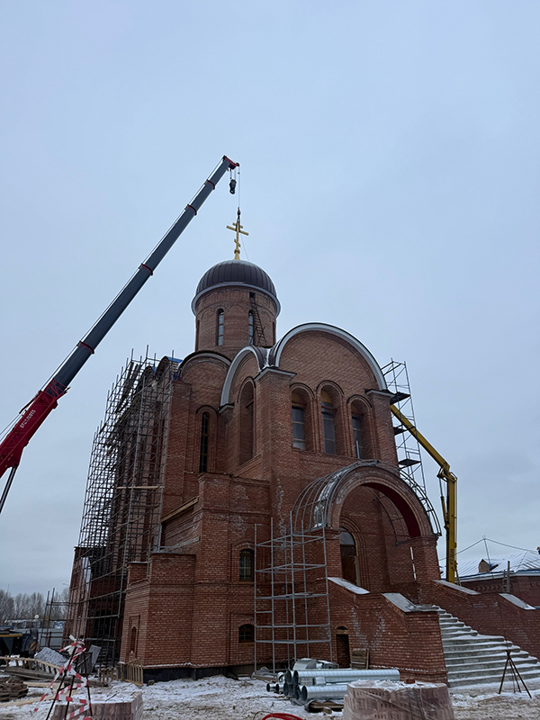 Строящийся в Ульяновске храм в честь Димитрия Донского обрел купол с крестом