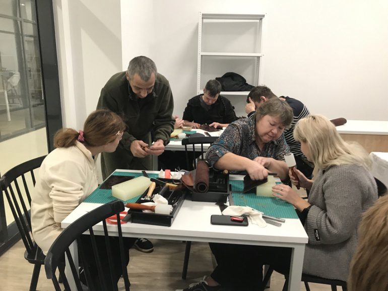 Кожевенники из «Теплого приема» провели мастер-класс для подопечных Семейного центра в Сергиевом Посаде