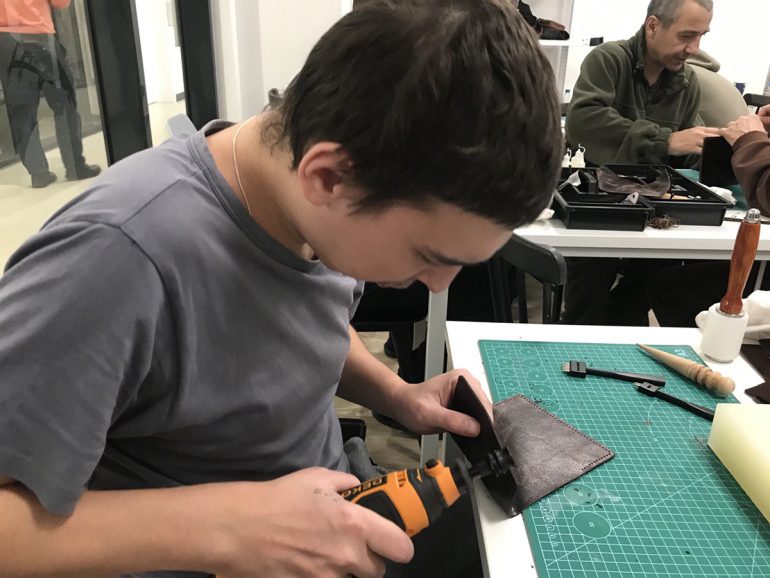 Кожевенники из «Теплого приема» провели мастер-класс для подопечных Семейного центра в Сергиевом Посаде