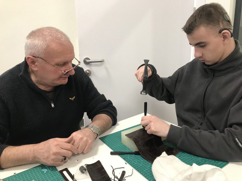 Кожевенники из «Теплого приема» провели мастер-класс для подопечных Семейного центра в Сергиевом Посаде