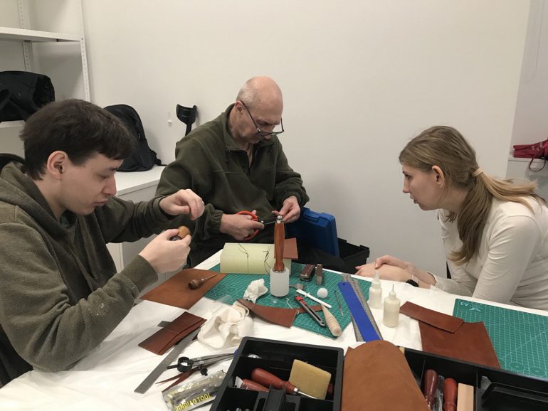 Кожевенники из «Теплого приема» провели мастер-класс для подопечных Семейного центра в Сергиевом Посаде