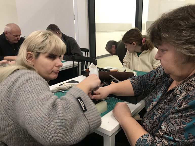 Кожевенники из «Теплого приема» провели мастер-класс для подопечных Семейного центра в Сергиевом Посаде