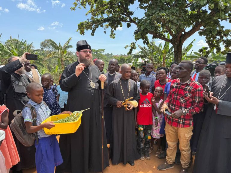 Патриарший экзарх Африки крестил в Уганде 17 детей и освятил место под новый храм