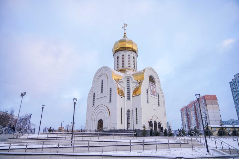 Патриарх Кирилл освятил в Крылатском храм, священники которого окормляют заключенных, военных и пациентов кардиоцентра