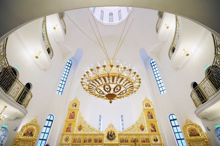 Патриарх Кирилл освятил в Крылатском храм, священники которого окормляют заключенных, военных и пациентов кардиоцентра