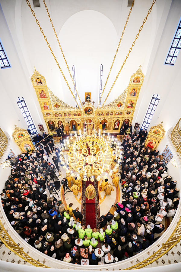 Патриарх Кирилл освятил в Крылатском храм, священники которого окормляют заключенных, военных и пациентов кардиоцентра