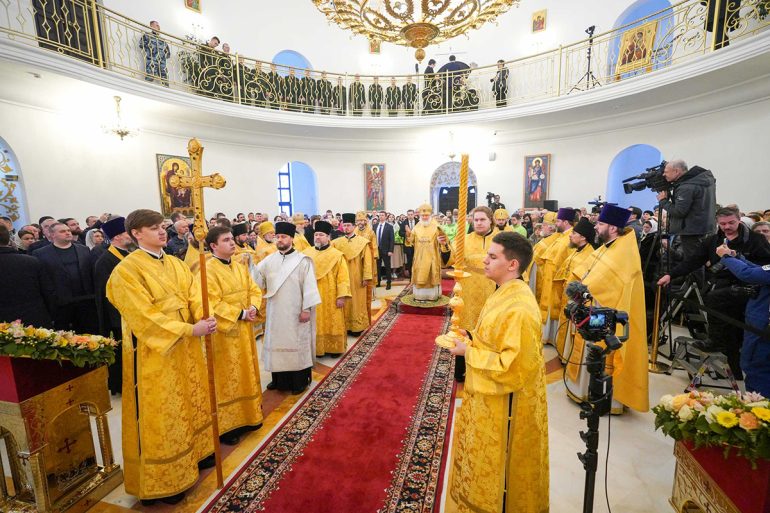 Патриарх Кирилл освятил в Крылатском храм, священники которого окормляют заключенных, военных и пациентов кардиоцентра