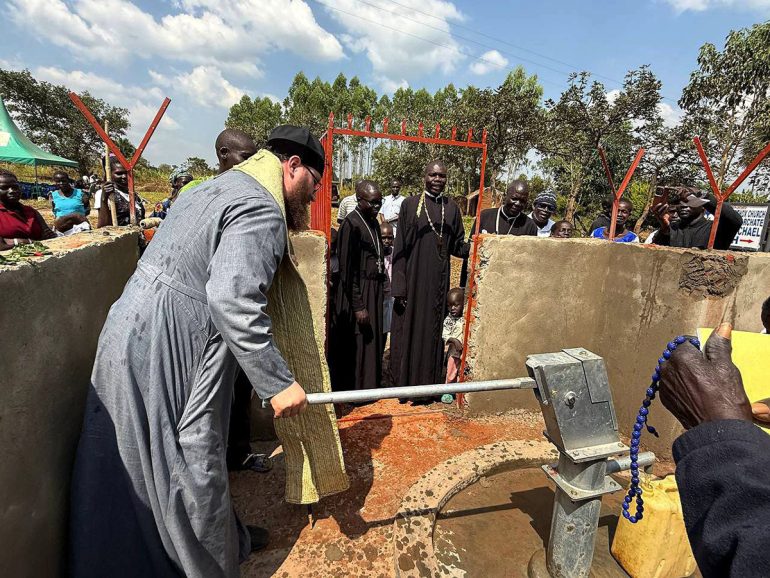 Митрополит Каирский Константин освятил скважину, которая спасет от жажды селение в Уганде