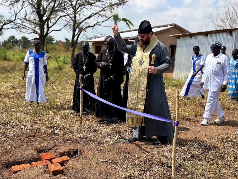 Митрополит Каирский Константин освятил скважину, которая спасет от жажды селение в Уганде