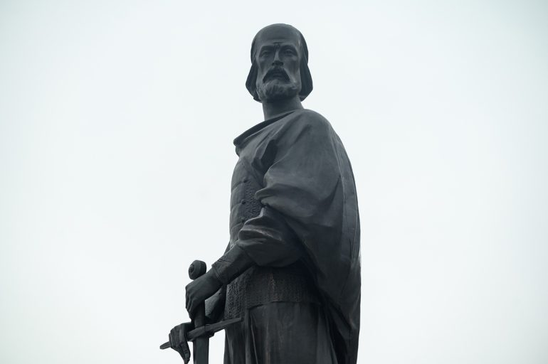 В Пскове освятили памятник святому князю Довмонту-Тимофею, при котором город окреп и возвысился