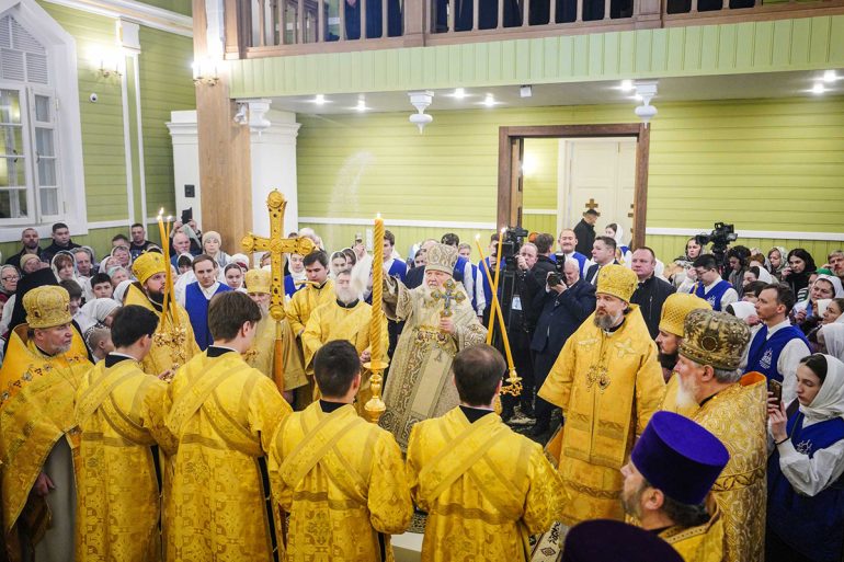 Патриарх Кирилл освятил отреставрированный храм, в котором в советское время служил его отец