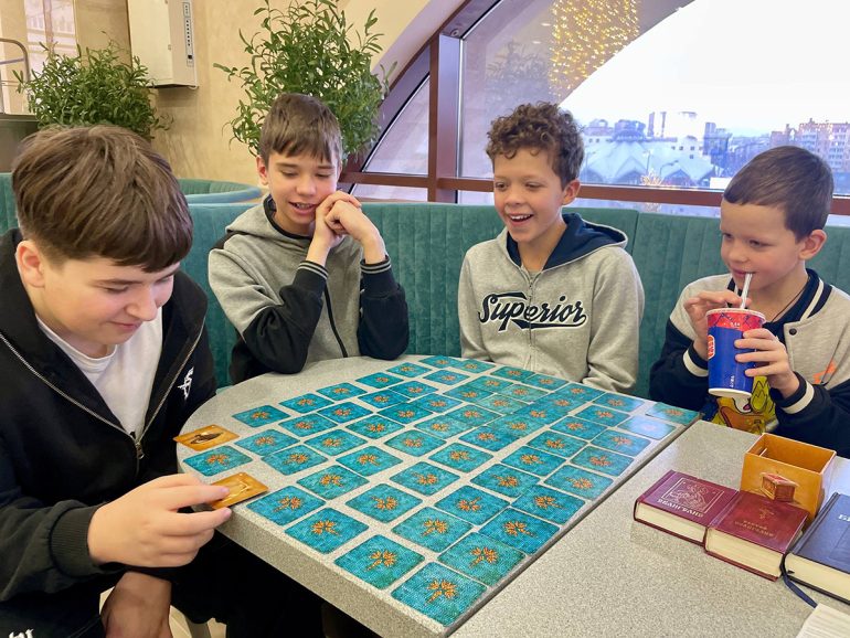 Ребята из молодежного клуба Данилова монастыря поразмышляли над историями из Евангелия от Луки