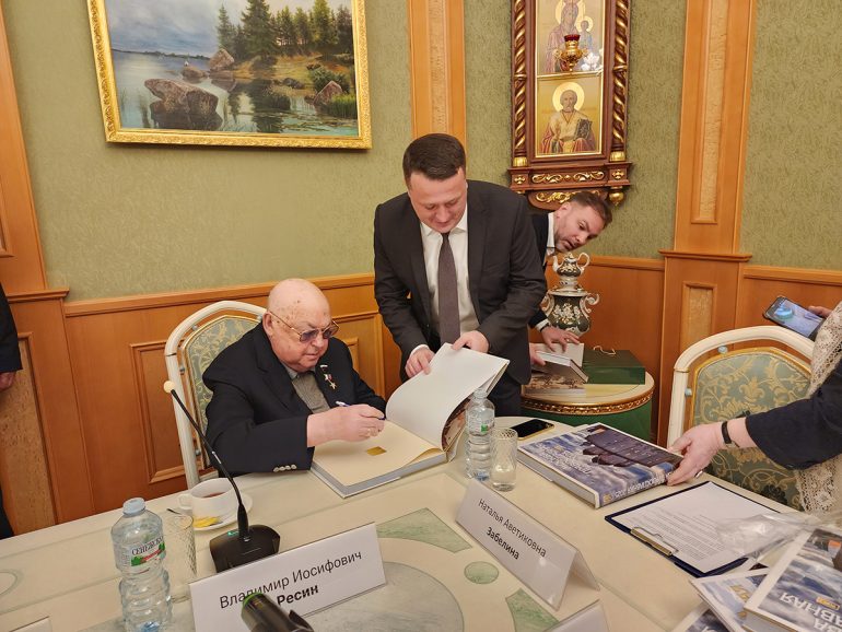 «Продолжение точно будет»: о результатах 15 лет работы «Программы 200» наглядно рассказали в альбоме-двухтомнике