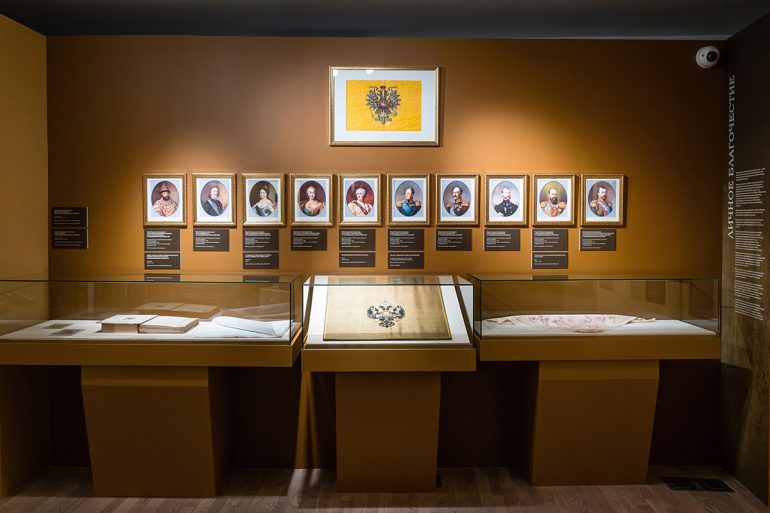 Неожиданный взгляд на династию: в Коломенском открылась уникальная выставка о Романовых