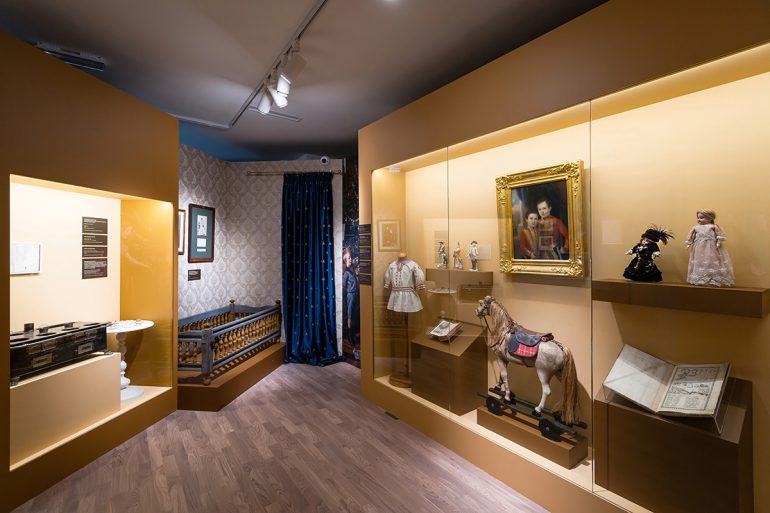 Неожиданный взгляд на династию: в Коломенском открылась уникальная выставка о Романовых