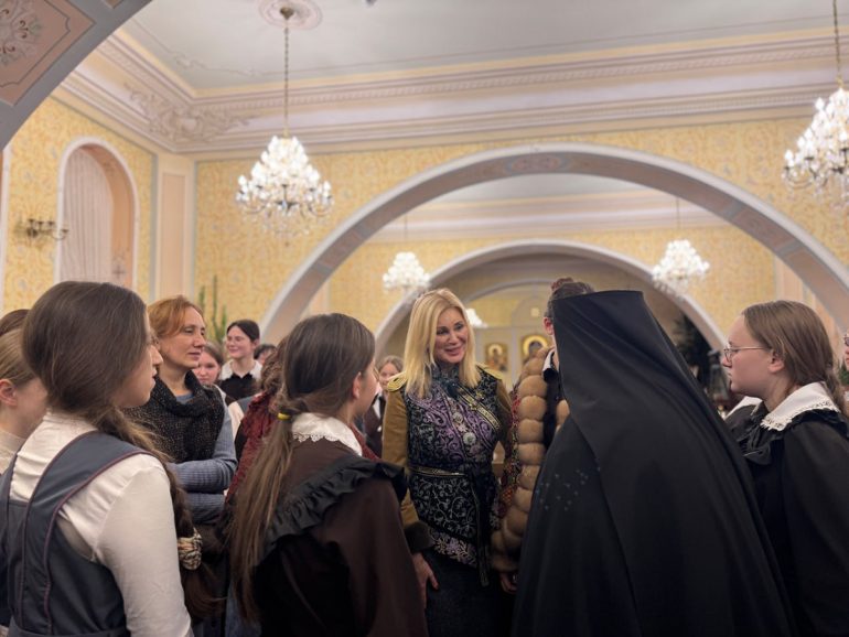 Виктория Цыганова посетила Николо-Сольбинский монастырь и пообщалась со студентками православного колледжа