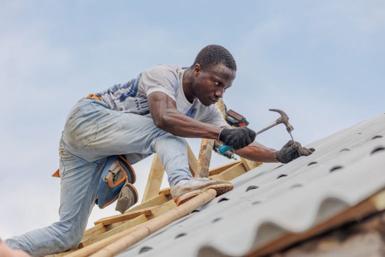 Мирным жителям в зоне конфликта помогли уже 6 000 церковных добровольцев: присоединиться к ним можно, даже не имея специальных навыков