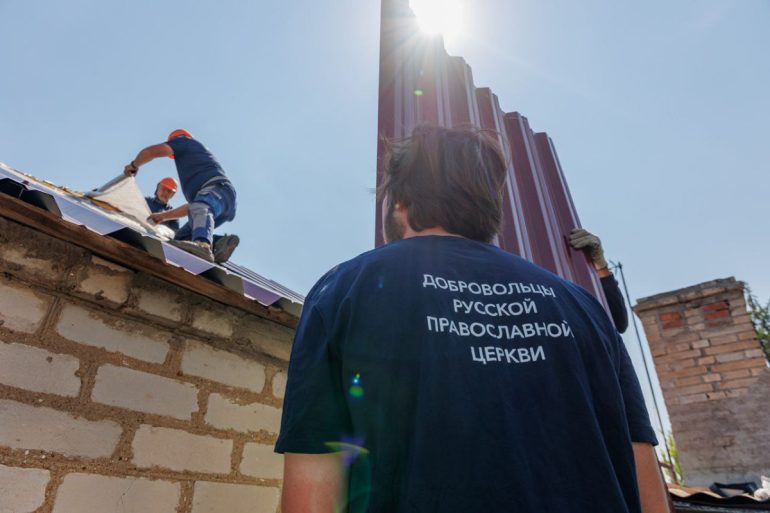 Мирным жителям в зоне конфликта помогли уже 6 000 церковных добровольцев: присоединиться к ним можно, даже не имея специальных навыков