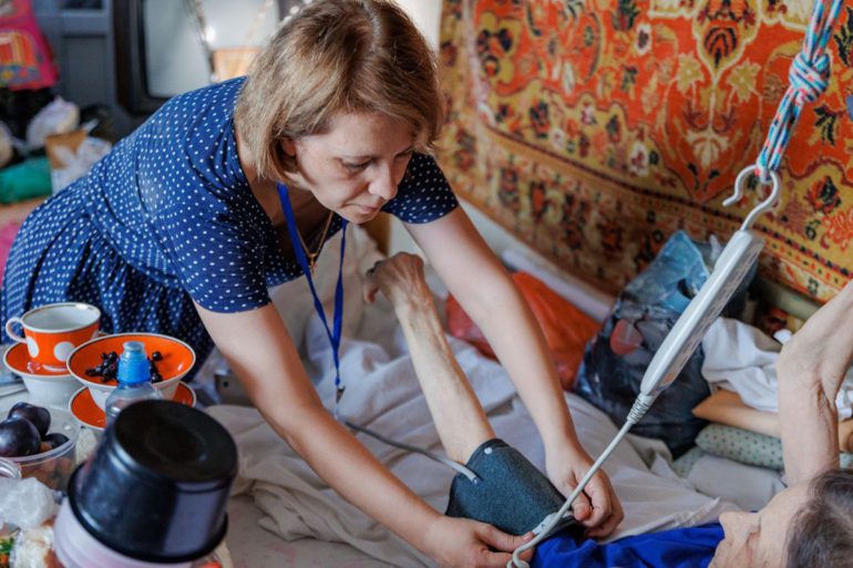 Мирным жителям в зоне конфликта помогли уже 6 000 церковных добровольцев: присоединиться к ним можно, даже не имея специальных навыков